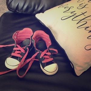 Adorable! Unisex converse little kid🍭